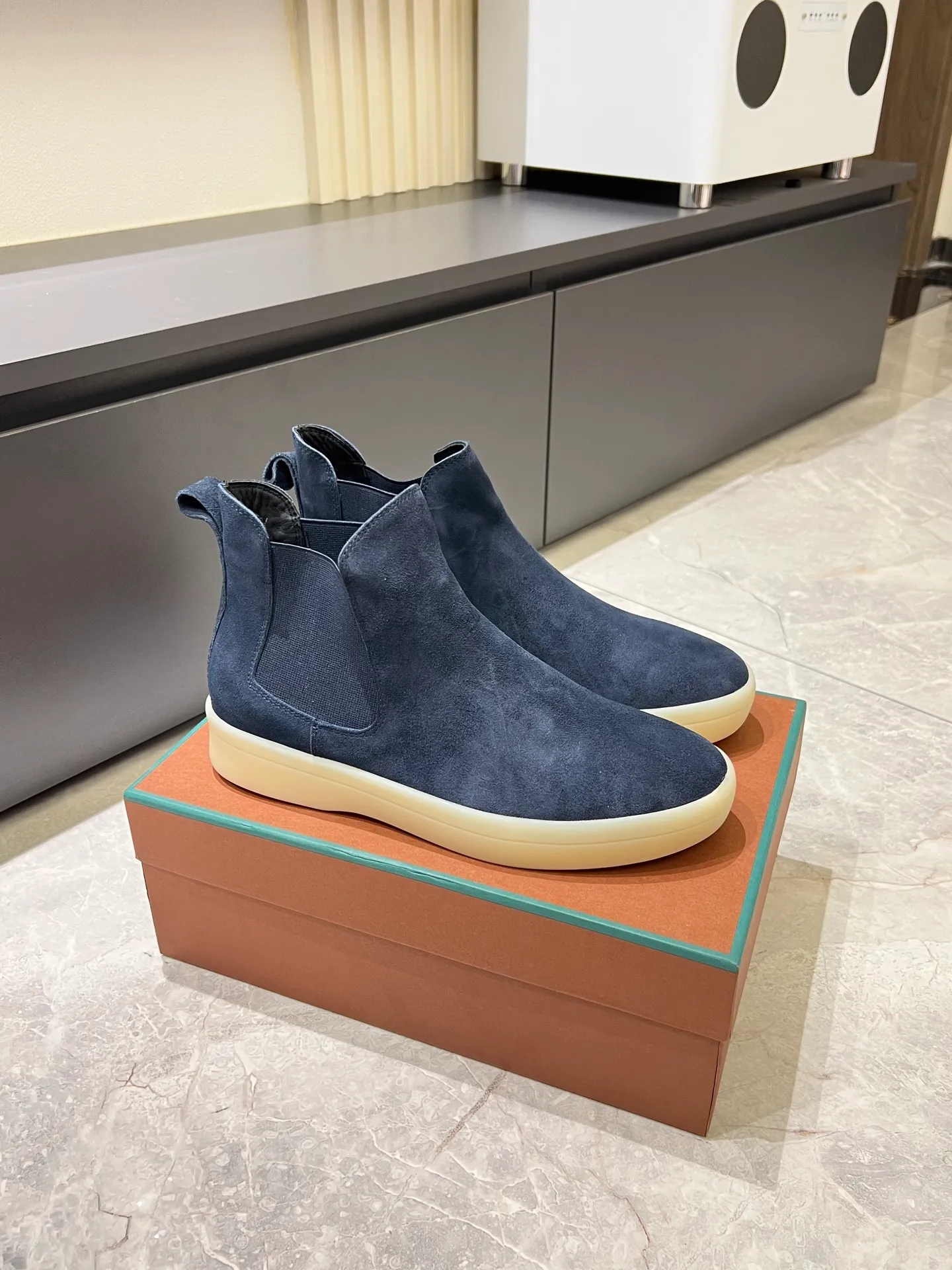 p440 Loro Piana's new niche winter men's mid-top shoes are shipped! The fabric is made of mercerized cowhide imported from Italy, with a sheepskin lining, which is comfortable, breathable and not stuffy to the feet. The outsole is made of natural rubber, which is wear-resistant and non-slip! Size: 38-44 (45.46.)